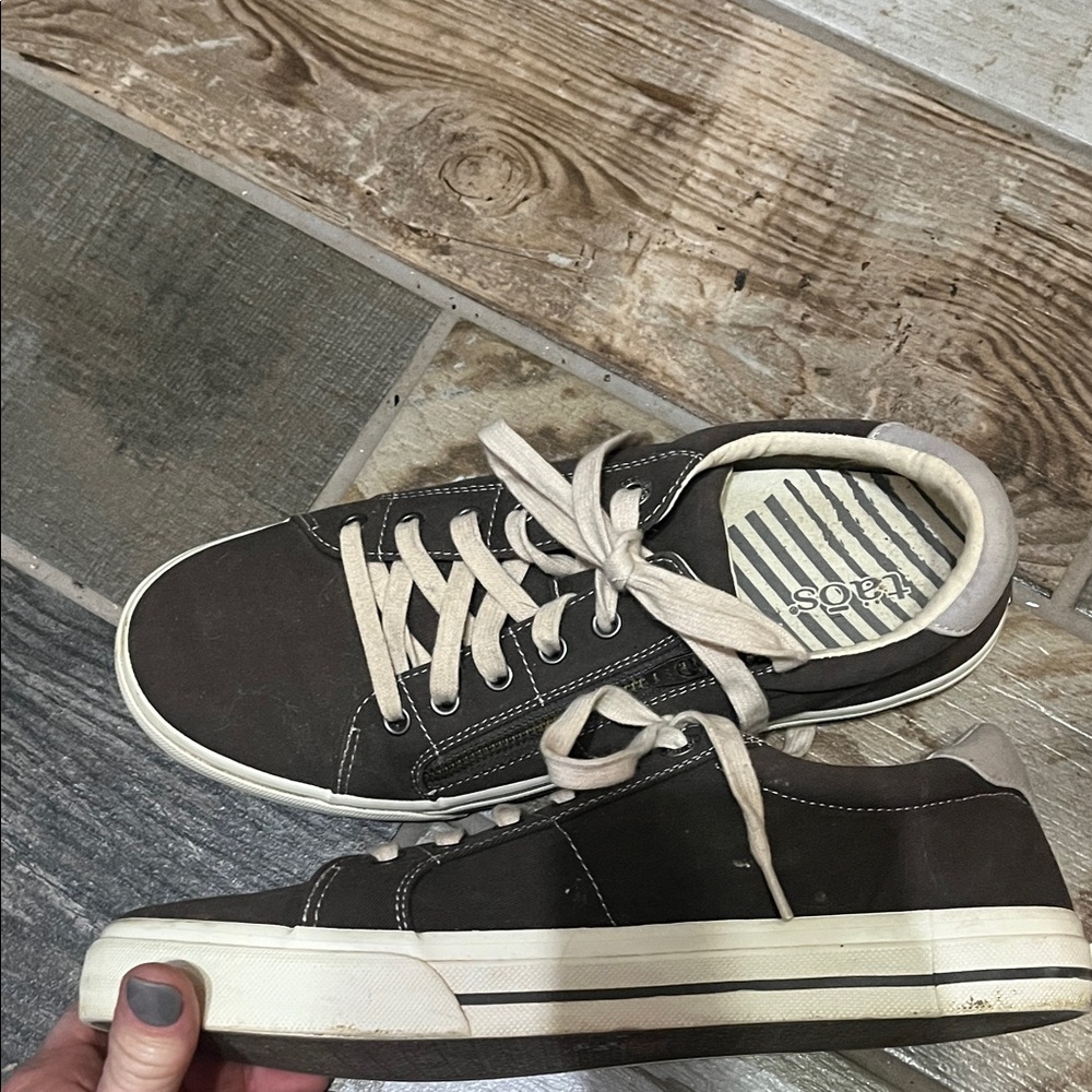 Taos sz 11 women’s Dark green /khaki Sneakers